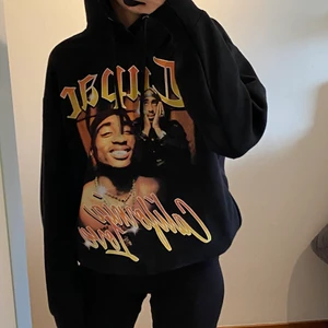 Hoodie  - 2pac hoodie  Storlek: 36  Köpt på Pull&Bear Modell: Oversized  Skick: 10/10 (använd ett par gånger men är fortfarande i det bästa skick, både materialet och trycket). Säljs pga garderobsrensning. 