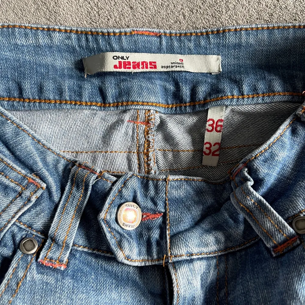 Säljer dessa superfina early 2000s lågmidjade jeans från märket Only Jeans, väldigt fint begagnat skick! Köparen står för frakten. 🫶. Jeans & Byxor.