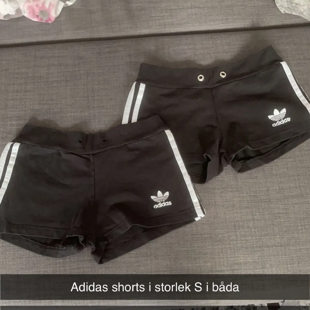 Adidas shorts i Storlek S i Båda dom e använda Max 2-3 gånger så dom är i nyskick/fint skick 75kr/st eller båda för 130kr+ frakt . Shorts.