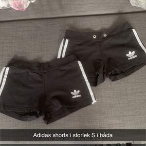 Adidas shorts i Storlek S i Båda dom e använda Max 2-3 gånger så dom är i nyskick/fint skick 75kr/st eller båda för 130kr+ frakt 