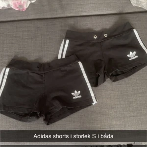 Adidas shorts  - Adidas shorts i Storlek S i Båda dom e använda Max 2-3 gånger så dom är i nyskick/fint skick 75kr/st eller båda för 130kr+ frakt 
