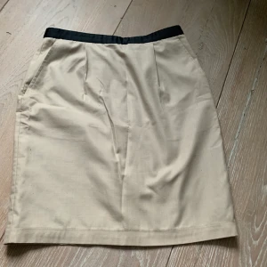 Malta kjol  - Kjol från Mayla i beiget. Skönt matrial och med dragkedja. Nyskick. 