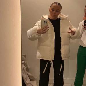 Hm puffer jacket  - Säljer denna fina jackan. Har en liten fläck, kan skicka bild på den ifall ni kontaktar mig. Övrigt, fint skick. I storlek L men som ni ser på bilden så blir den bara lite oversized på mig som vanligtvis har S. (Tryck ej på köp nu)❤️