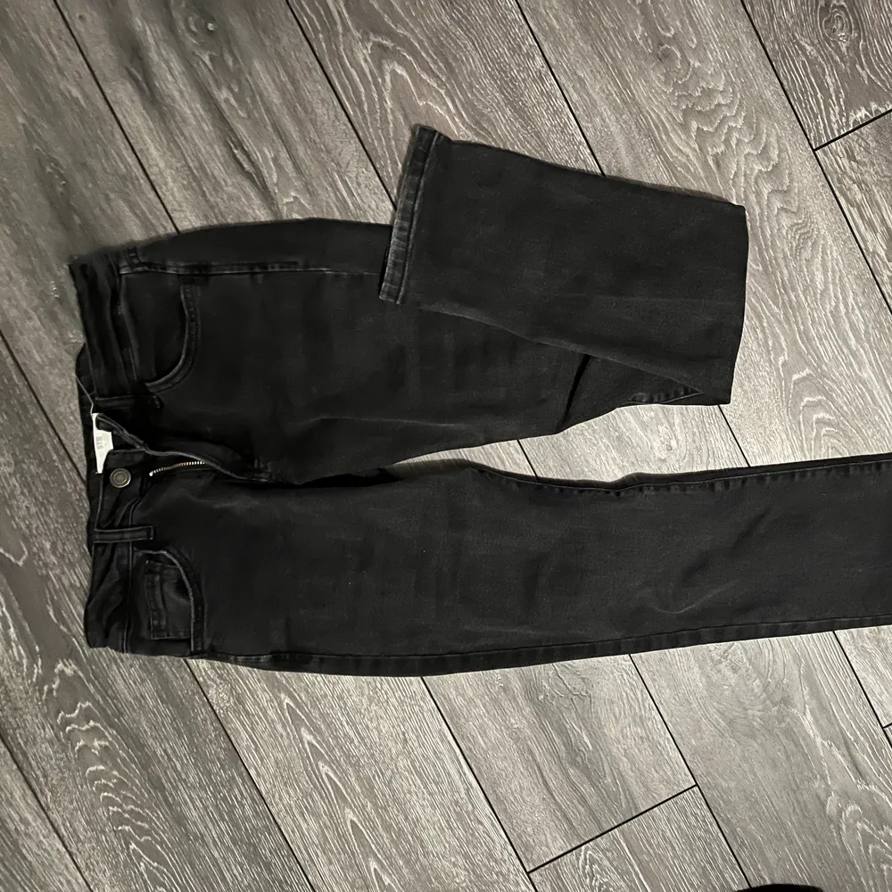 Säljer nu dessa snygga lågmidjade jeansen, då de inte kommer till användning 💕 . Jeans & Byxor.