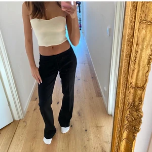 Lågmidjade kostymbyxor  - DE FINNS KVAR!!! Kollar om nån vill köpa dessa as snygga lågmidjade kostymbyxor från zara slutsålda! Storlek xs med skulle säga mer som s Långa i benen enbart testade Nypris 560 kr prislappen sitter kvar Fler bilder-dm köp direkt 590