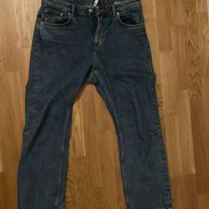 Ett par blåa jeans från weekday i kategorin voyage🤩 Loose dit och är riktigt sköna👌 Väldigt bra skick👖 Storlek 33W 30L📏