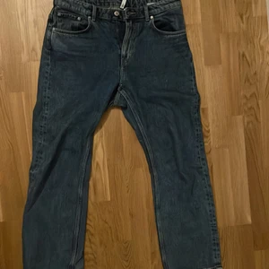 Blåa weekday jeans - Ett par blåa jeans från weekday i kategorin voyage🤩 Loose dit och är riktigt sköna👌 Väldigt bra skick👖 Storlek 33W 30L📏