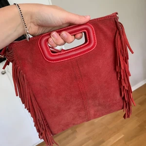 Maje väska - Sliten därav priset. Äkta och fortfarande fin att använda! Frakt tillkommer💞