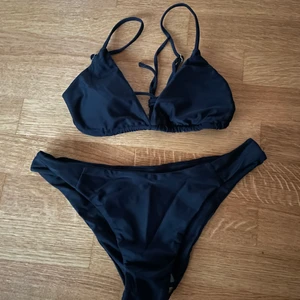 Svart bikini - En svart bikini från shein, helt oanvänd då den är för liten för mig🖤🖤