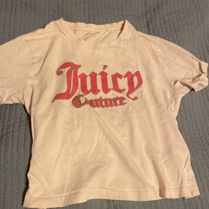 Juicy couture tröja - Säljer denna juicy couture tröjan då jag inte använder den! ÄKTA och från barnavdelningen därav storleken