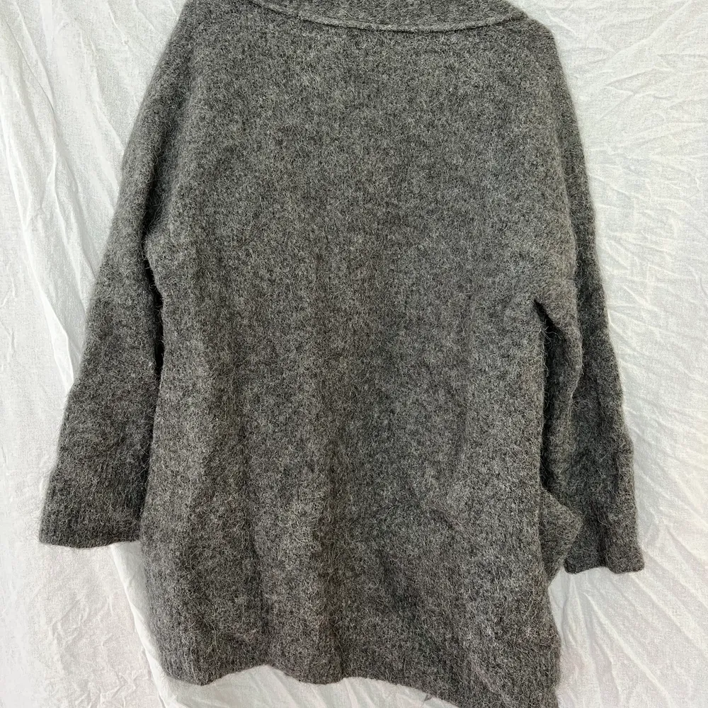En ull tröja från Lindex. Använd fåtal gånger. Mörkare grå färg. Storlek XS-S. . Tröjor & Koftor.