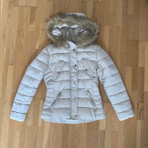 H&M jacka - beige jacka från h&m, storlek 36. superfint skick och sparsamt använd! jätteskön. skriv om ni har frågor! 