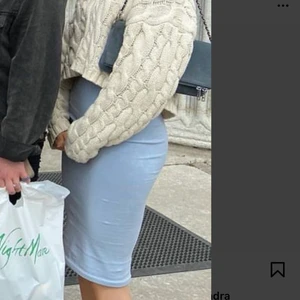 Kjol zara  - Ljusblå kjol från zara, kan ha högmidjad eller lågmidjad. Bild nummer ett visar rätt färg. Använd endast tre gånger💙 matchade topp säljer jag även. 