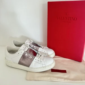 Valentino skor - Superfina valentino skor i strl 38, kommer med dustbag och skolåda- skriv om ni har frågor eller vill ha fler bilder 🙌🏼