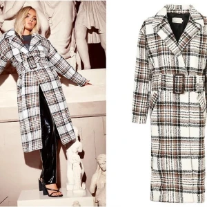 Lång kappa NELLY - Superfin lång coat med bälte från NLY by Nelly! Köpt för 799kr, använd endast en gång, mycket fint skick ✨ storlek 34 men passar allt mellan 34-38 ⚡️