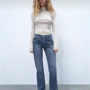 Zara mid Rise jeans  - Säljer dessa snygga jeans då de ej längre kommer till användning🤍 Inga defekter finns. Lånade bilder… så skriv om du önskar flera bilder🤍
