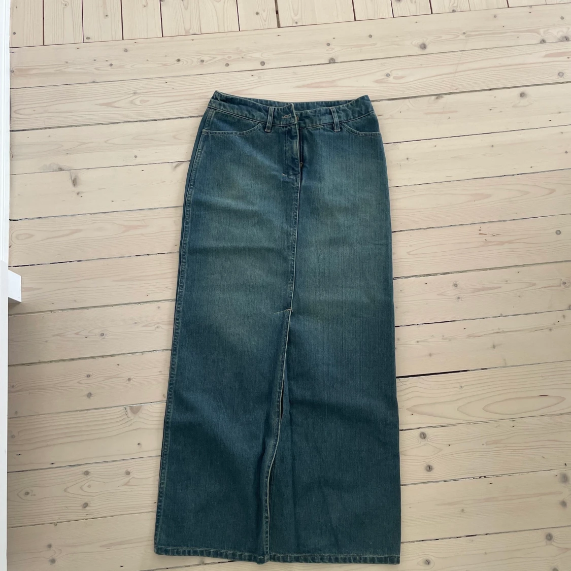 Lågmidjad lång jeanskjol