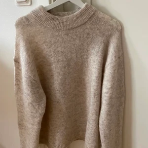 Stickad tröja  - Säljer en jätte snygg stickad från hm❤️ den är ganska sliten därefter priset , skulle tänka mig att byta mot en anan stickad oxå