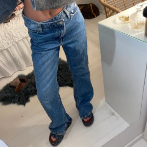 Jeans - Säljer dessa sjukt coola lågmidjade jeansen ifrån Weekday, strl 25 🤎🤎 sitter snyggt lågmidjat och raka nertill!