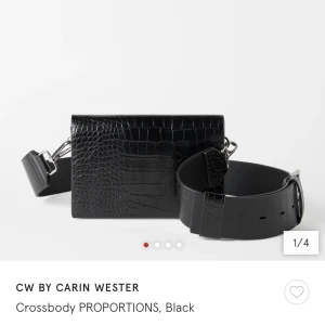 Carin Wester Axelremsväska  - intressekoll på denna väska från carin wester! den är helt i toppskick, inga defekter alls. tillkommer två band till väskan (justerbara), har många fack - väldigt praktisk :)  säljer för 350kr + frakt (valfri frakt). hör av dig för frågor/bilder😊