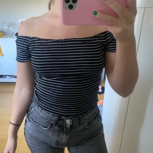 Randig off shoulder - Använd endast en gång