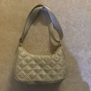 Storlek:ONESIZE - Säljer  två   väskor från Lindex. Den första väskan är  stor så man ka få plats med mycket. Den andra är lite mindre och båda är Axel väskor. Man kan få båda väskorna för 100+frakt. Eller om man enbart vill ha en av de så blir det 60kr+ frakt.