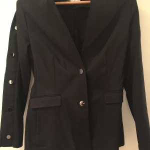 Svart kavaj - En sjukt snygg svart figursydd kavaj från nakd. Sälj pga att den är för liten. 