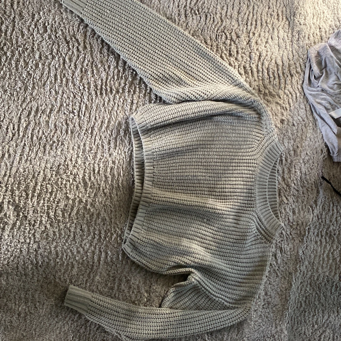 En grå stickad tröja - 90