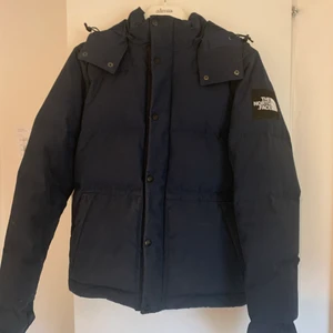 The North Face jacka strl S - Mörkblå NorthFace jacka storlek S, bra skick, inga skador. Säljer pg.a har köpt ny jacka.