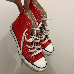 Röda converse - Säljer dessa fina röda converse pga för små tyvärr. Använt några gånger men fortfarande i bra skick. Skriv vid frågor❤️