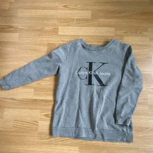 Grå Calvin Klein tröja Storlek S - En helt ny Calvin Klein sweatshirt som endast har använts 2-3 gånger, säljer eftersom den är för stor på mig. Perfekt skick, ser helt ny ut och har inga som helst defekter. Storlek S men passar även M