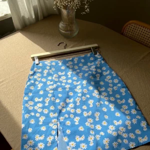 Kjol med slits  - Världens finaste blommig kjol med slits, jättefint skick och pris är inkl frakt 🫶🏽