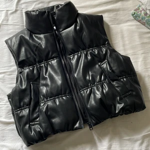 Hm skinn väst  - sååå snygg skinn väst från Hm, säljer då jag har en liknande, därav aldrig använd. Nästan identisk med den som finns på Zara, skriv privat för mer bilder 😍