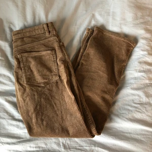 Weekday Row Cord Trousers - Otroligt bekväma, hög midja. Rak passform. Strl 38, ganska generösa i storleken. Jag har vanligtvis 40 men dessa passar perfekt. Däremot är de ganska korta. Innerbenslängd 71 cm. De är väldigt croppade på mig som är 178cm. 