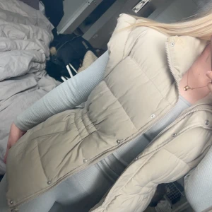 Väst  - Beige väst ifrån nelly, knappt använd. Passar M/L