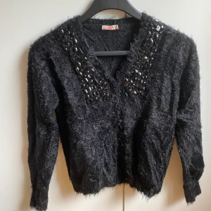 Kofta - Säljer denna jätte fina koftan men svarta stenar.💓