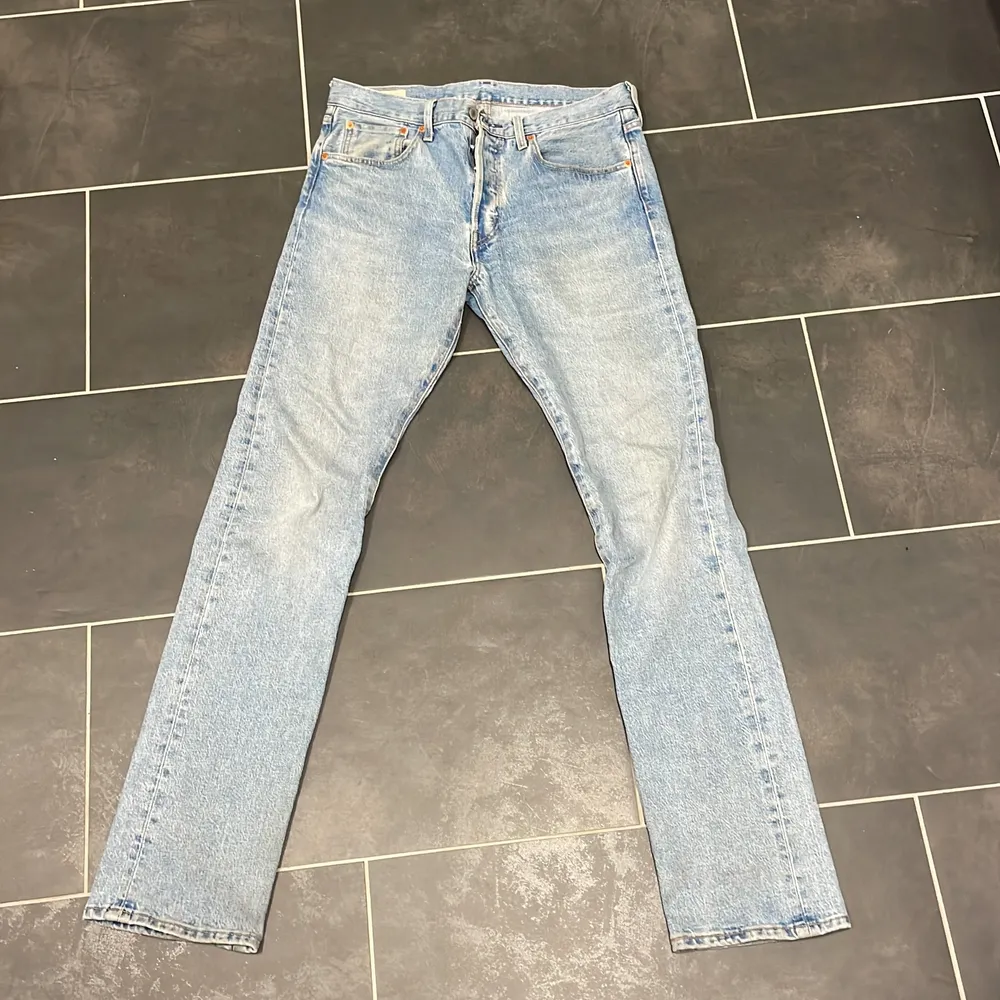 Säljer mina ljusblåa jeans från Levis i modellen 501 W31 L34. Jeans & Byxor.