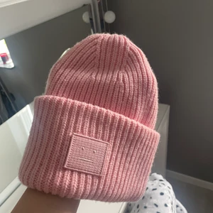 Acne mössa  - Säljer min älskade acne mössa, använd 1 vinter men inget som syns, ni står för frakt🤍