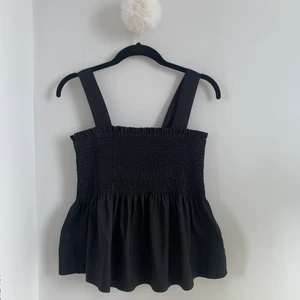 Linne - (Inga bilder på! Skriv till mig innan du köper!!) Svart volanglinne från Kappahl i storlek S, passar dock en M, L också skulle jag säga då den är så stretchig🖤 Fraktkostnaden kan variera beroende på betalsätt!💞