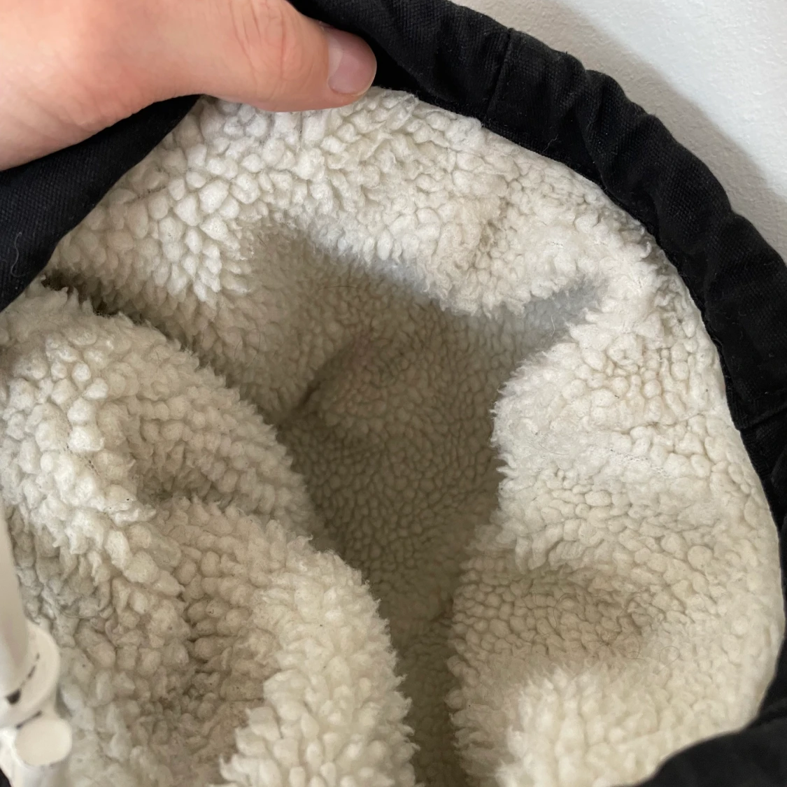 Svart jacka med fodrad luva  - 91