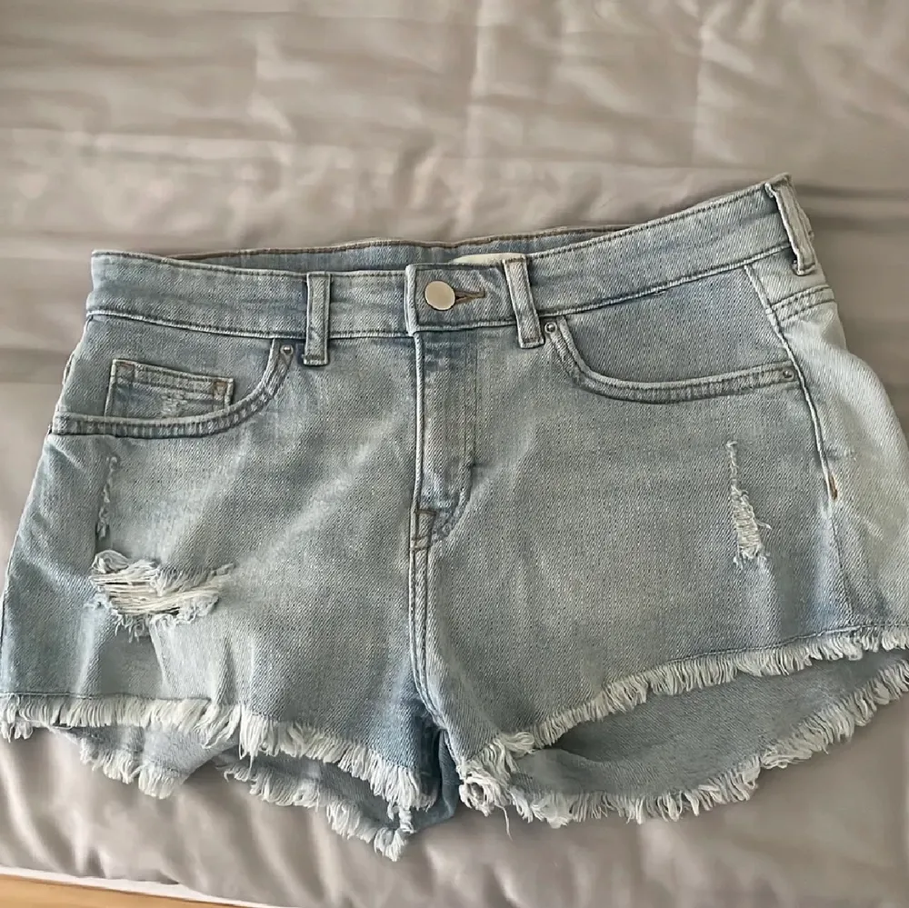 Helt oanvända ljusa jeans shorts från hm☺️ Nypris 199 kr och säljer för endast 100 kr!!😍. Shorts.