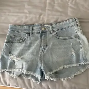 Helt oanvända ljusa jeans shorts från hm☺️ Nypris 199 kr och säljer för endast 100 kr!!😍