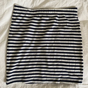 Blå vit randig Holly & White kjol💙 - Blå vit randig Holly & white kjol. Kjolen är i storlek XS och aldrig använd med lappen kvar🤍🤍