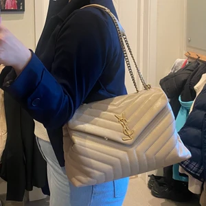 Yves Saint Laurent - Säljer min superfina Yves Saint Laurent LOULOU då den tyvärr inte kommer till användning. Väskan är sparsamt använd och helt i nyskick. Äkthetsbevis medkommer. Nypris: 24500kr