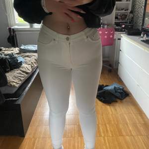 Vita jeans från lager 157, har i både storlek L och M. Tar endast Swish 