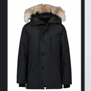 Kanada Goose vinter jacka  - Storlek S Ok skick, 3 år Nypris: 12.999kr  Säljer: 3000kr 