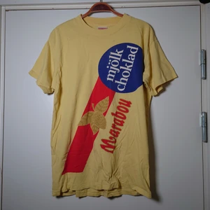 Vintage-tshirt - Vintage t-shirt med Marabou på framsidan. Bild 2 för baksida. Använt men bra skick 🌿