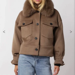 Meotine  - Säljer denna populära meotine jackan, den är andvänd ett fåtal gånger och är i ett jätte bra skick. Skriv till mig privat om ni vill ha fler bilder.