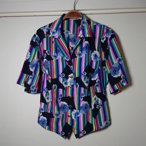 Vintageblus - Färgglad, mönstrad vintageblus. Knäpps med guldknappar. Lite figursydd🌿