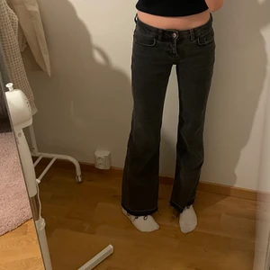 Lågmidjade jeans  - Säljer dessa lågmidjade jeansen från H&M, stl 32☺️Jeansen är lite mörkgrå/svarta 140kr+66kr frakt 